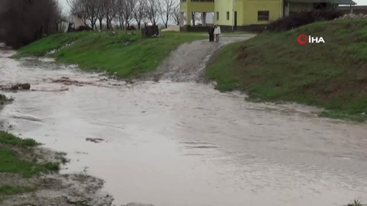 Elazığ'da Şiddetli Yağış Sonrası Dere Taştı, Yol Kapandı
