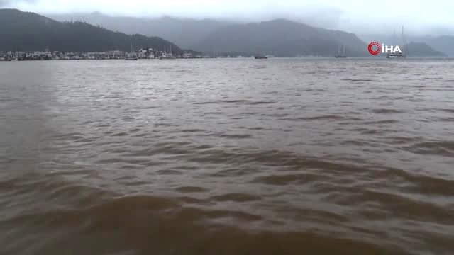 Sahile Gidenler Şaşkına Döndü...dünyaca Ünlü Marmaris Körfezi'nin Rengi Kahverengiye Büründü