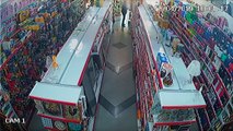 Câmeras flagram 'cliente' tentando furtar objetos em loja de utilidades