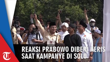 Reaksi Prabowo saat Diberi Keris dari Seorang Empu saat Kampanye Akbar di Solo