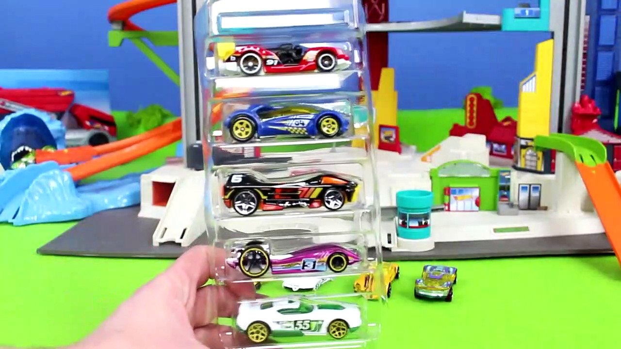 Hot Wheels Unboxing: Ultimate Garage avec des Voitures de Lightning McQueen & Blaze pour les Enfants | Gertie S. Bresa