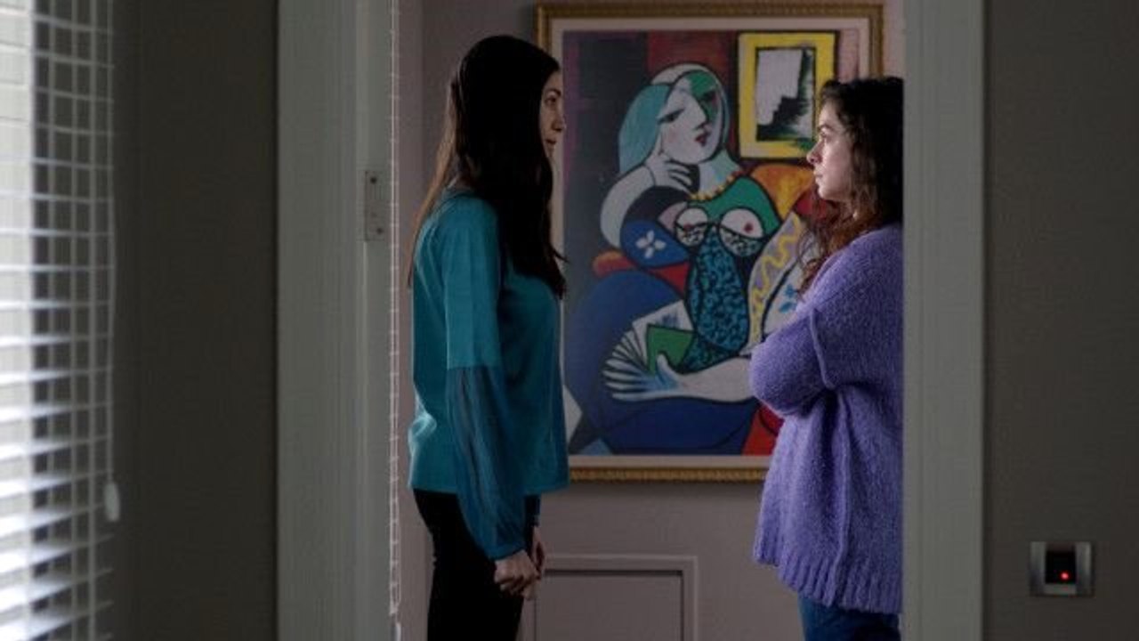 Kadın Dizisinin Bahar'ı Mor Kazağını Çıkarınca Seyirci Rahat Bir Nefes Aldı