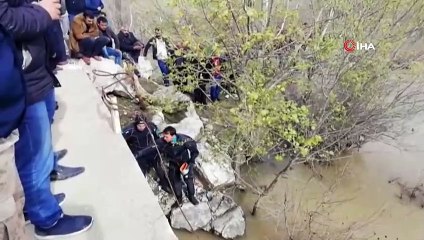 Köprüden düşen otomobil ve sürücüsü aranıyor