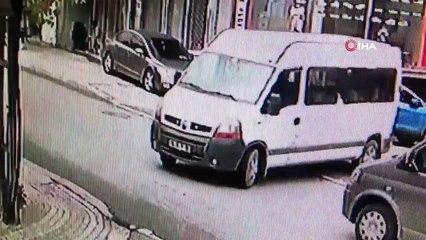 Minibüse Çarpmamak İçin Kaldırıma Çıktı, Yaşlı Adamı Elektrik Direğine Sıkıştırdı