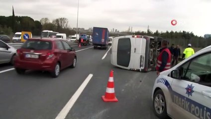 Hasdal Yolu Üzerinde Bariyerlere Çarpan Servis Aracı Devrildi