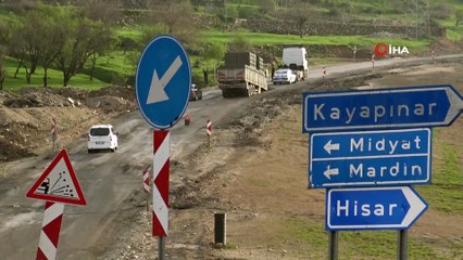 Bozuk yola giren tırın dorsesi yerinden çıktı