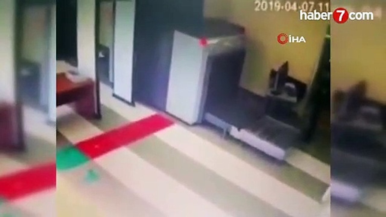 X-ray cihazından bavuluyla birlikte geçti! - Video 7