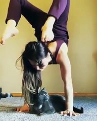 Une acrobate embrasse son chat