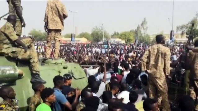 حشود ضخمة من السودانيين في وسط العاصمة الخرطوم قبل إذاعة بيان الجيش