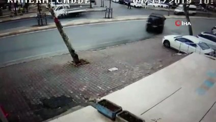 Ataşehir’de minibüsün servis aracına adeta ok gibi saplandığı kaza kamerada