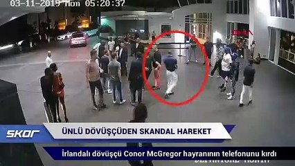 Ünlü dövüşçü hayranının telefonunu parçaladı