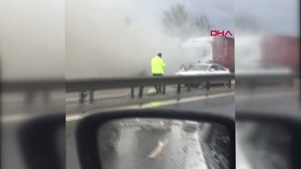 Sakarya Tem Otoyolu'nda Zincirleme Kaza, Yol Ulaşıma Kapandı 3