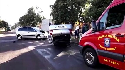 Carro capota após colisão de trânsito no Santo Onofre