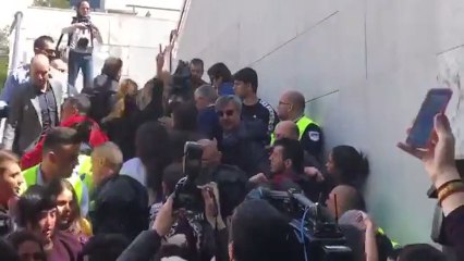 Escrache a Cayetana Álvarez de Toledo en la Autónoma de Barcelona