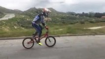 Guy Pedals Insanely Fast Riding His Fixed Gear Bike
