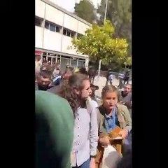 Insultos y empujones en la visita de Cayetana Álvarez de Toledo a BCN