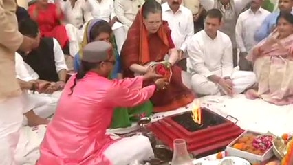 Lok Sabha Election 2019 : రాహుల్, ప్రియాంకతో కలిసి హోమం చేసిన సోనియాగాంధీ ! || Oneindia Telugu