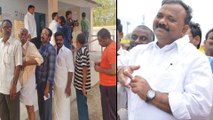 AP Assembly Elections 2019 : ఓటు వేయకుండా... దళితులను అడ్డుకున్న TDP నేతలు..!! || Oneindia Telugu