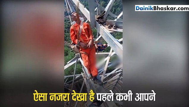 50 मीटर की ऊंचे हाई ट्रांसमिशन टॉवर पर नींद ले रहे मजदूर का वीडियो वायरल