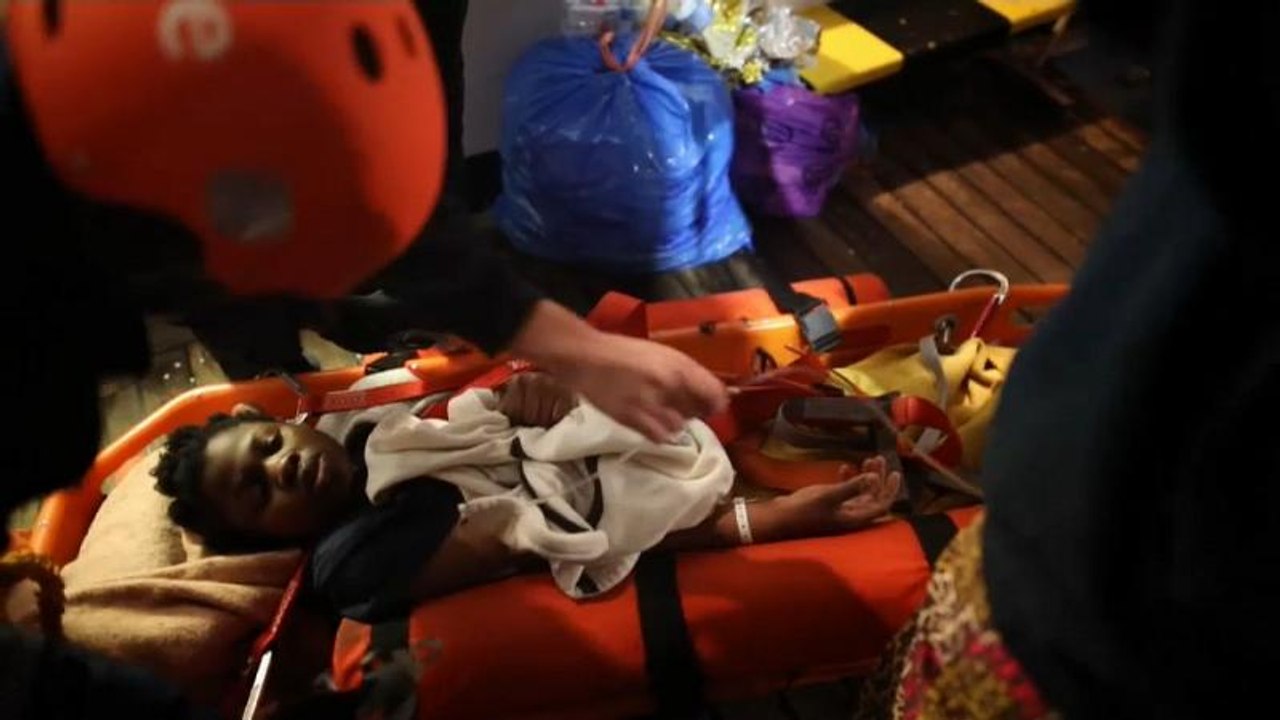 Migranti, un'altra donna incinta evacuata dalla Alan Kurdi