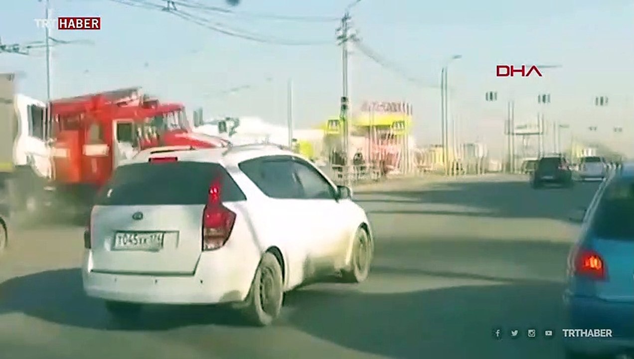 Rusya'da yangına müdahaleye giden itfaiye aracı devrildi