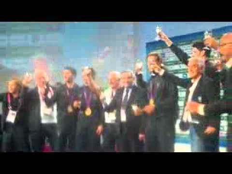 Il brindisi a casa Italia dopo l'oro nel fioretto maschile a squadre