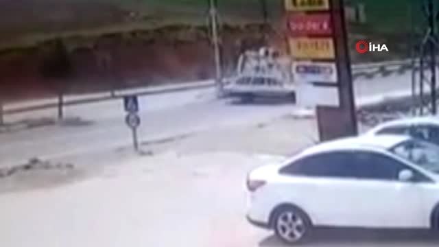Zırhlı Polis Aracı ile Otomobilin Karıştığı Kaza Güvenlik Kamerasında