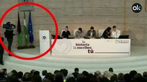 Iglesias retira la bandera de España para dar un mitin en la universidad pública de Málaga