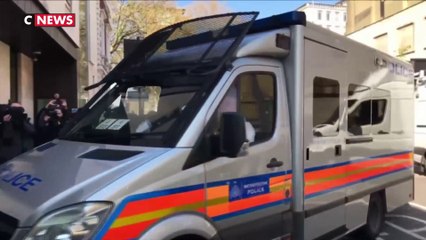 Arrêté dans l'ambassade d'Equateur à Londres, Julian Assange comparaît devant un tribunal