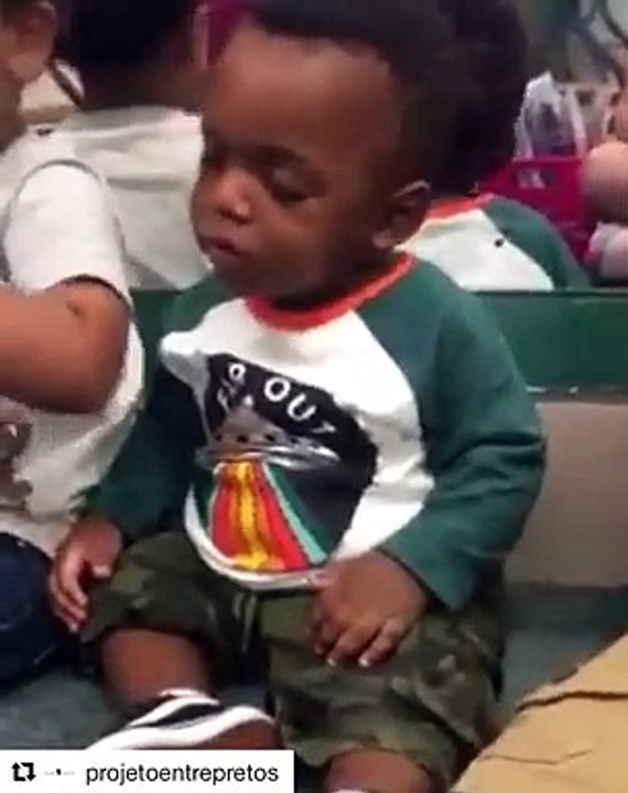 Regardez ce bébé entrain de lutter contre le sommeil. Trop mignon !