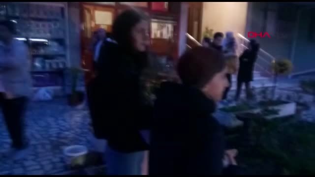 İstanbul- Kadıköy'de Yangın, Mahsur Kalanlar İtfaiye Merdiveniyle Kurtarılıyor