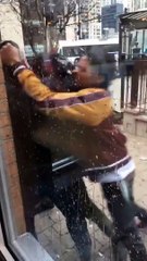 Un agent de sécurité sort son arme face à deux agresseurs