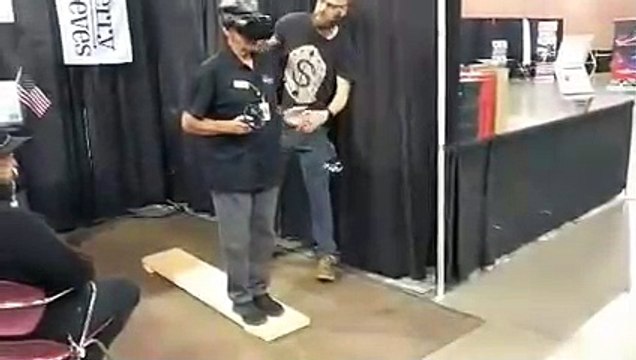 Un ancien combattant parachutiste fait un saut en parachute en réalité virtuelle