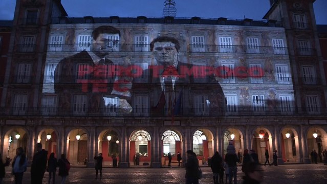 Expediente a Carmena y Podemos por proyectar 'los papeles de Bárcenas' en la Plaza Mayor.