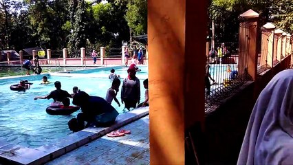 3 PUTRI DI DEKAT KOLAM RATUSAN IKAN  DI AREA PEMANDIAN  PERATAAN  PARENGAN TUBAN