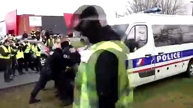 Quand des Gilets Jaunes se moquent de policiers dont la camionnette est embourbée !