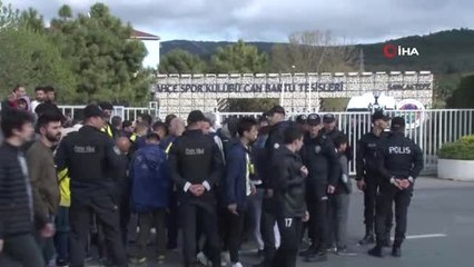 Fenerbahçeli Taraftarlar Tesislere Akın Etti