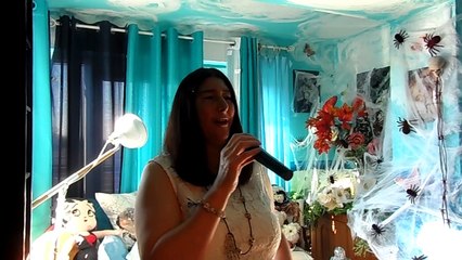 hélene rolles dans les yeux d 'une fille.