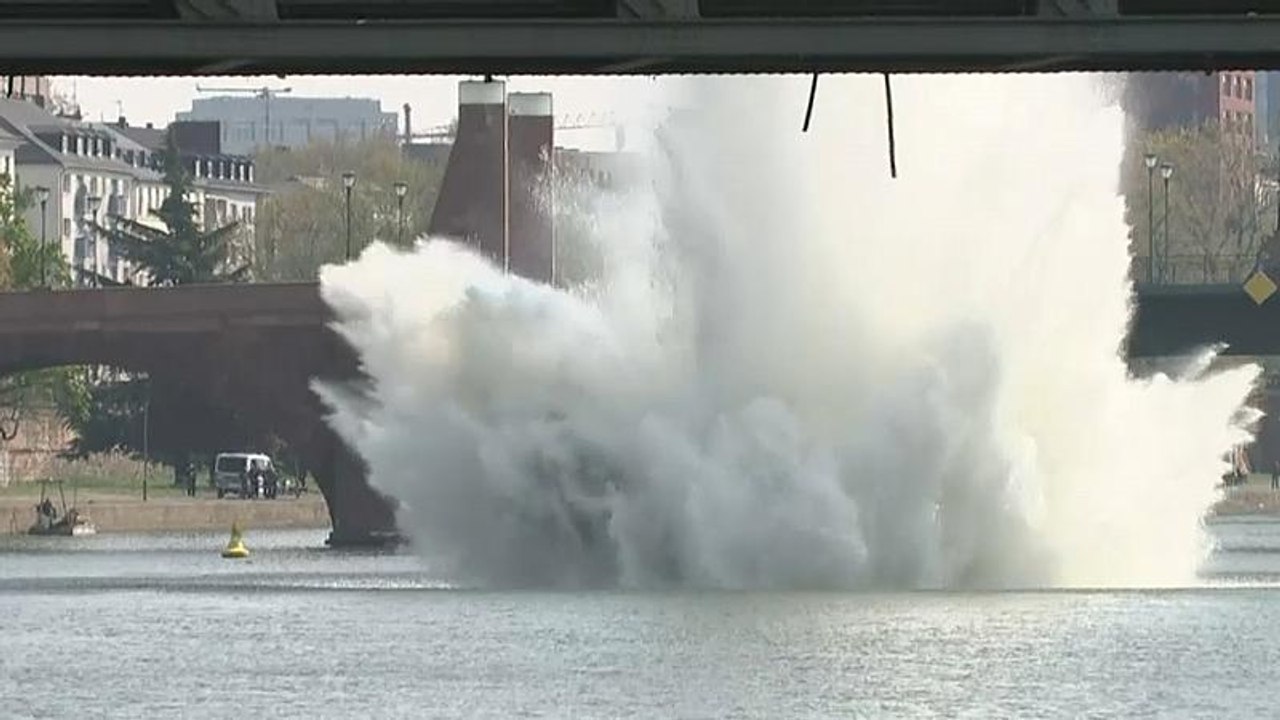 Frankfurt: 250-Kilo-Bombe im Main entschärft