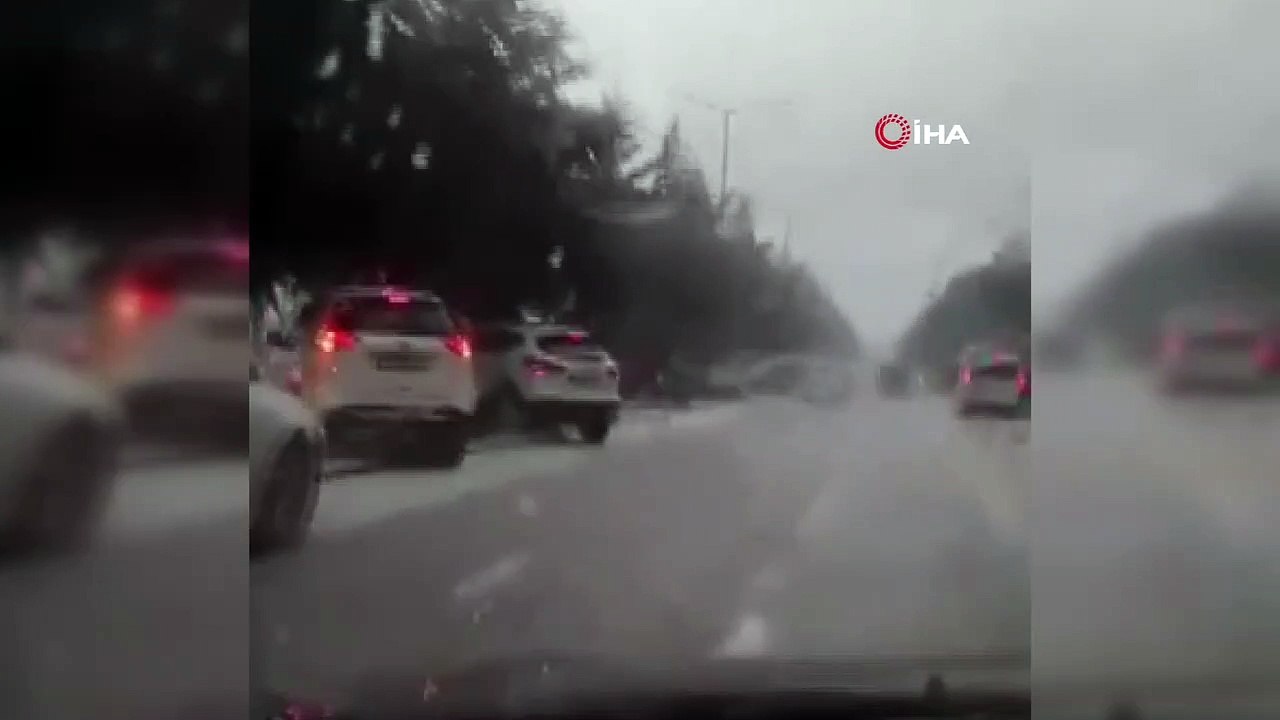 Doluya yolda yakalanan araçlar ağaç altına sığındı