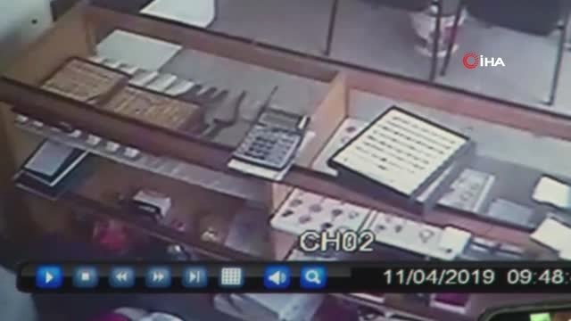 Biri Kuyumcuyu Darp Etmeye Kalktı, Diğeri 5 Kilo Altını Çaldı...silahlı Kuyumcu Soygunu Kamerada