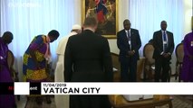 شاهد لحظة تقبيل البابا فرنسيس أقدام قادة جنوب السودان