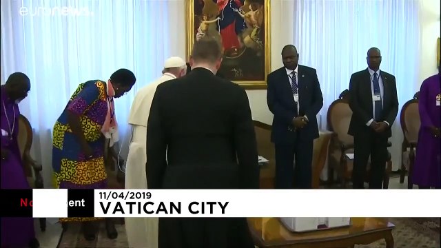 شاهد لحظة تقبيل البابا فرنسيس أقدام قادة جنوب السودان