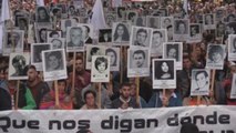 Miles de uruguayos piden justicia por crímenes de la dictadura tras crisis militar