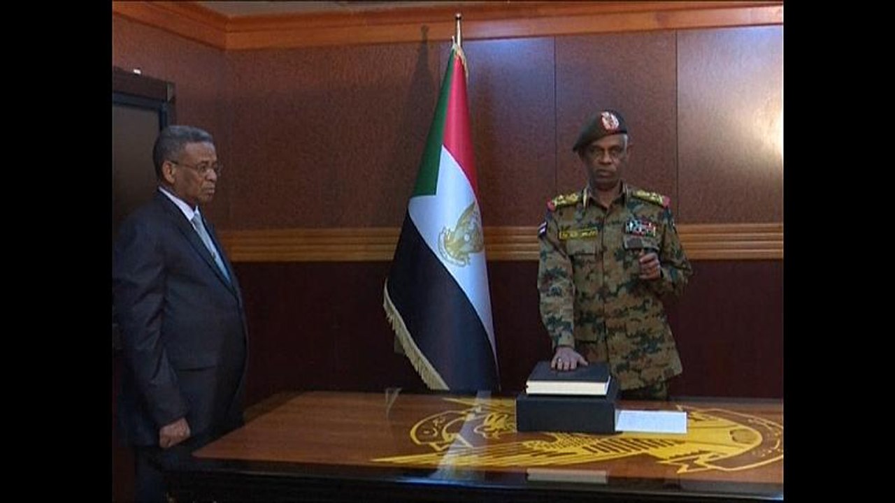 زعيم الانقلاب في السودان يؤدي اليمين والشارع إل...