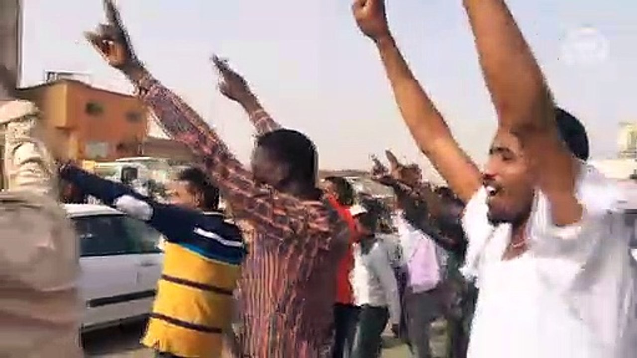 Sudan’da halk sokaklarda