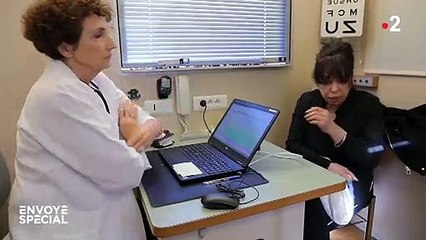 Effondrée, cette femme, humiliée par sa direction, apprend son licenciement après trois ans d'arrêt de travail - Regardez