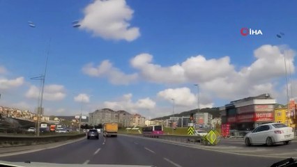 Yolda makas atarak ilerleyen hafriyat kamyonu kamerada