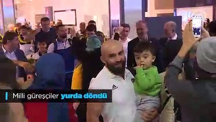 Milli güreşçiler yurda döndü