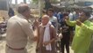 भाजपा नेता की गाड़ी रोकी तो कार्यकर्ताओं ने किया हंगामा, पुलिसकर्मी पर लगाया रिश्वत लेने का आरोप